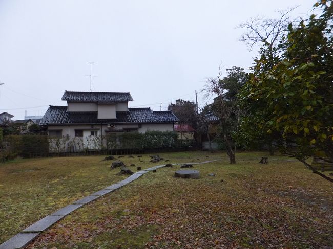 ちょうどここが奉行所のあったあたりでしょうか。礎石が残っていました。