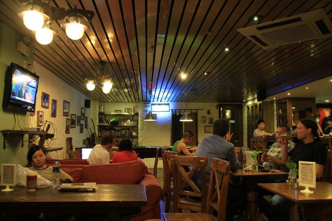 ユースホステル内のレストランで食事