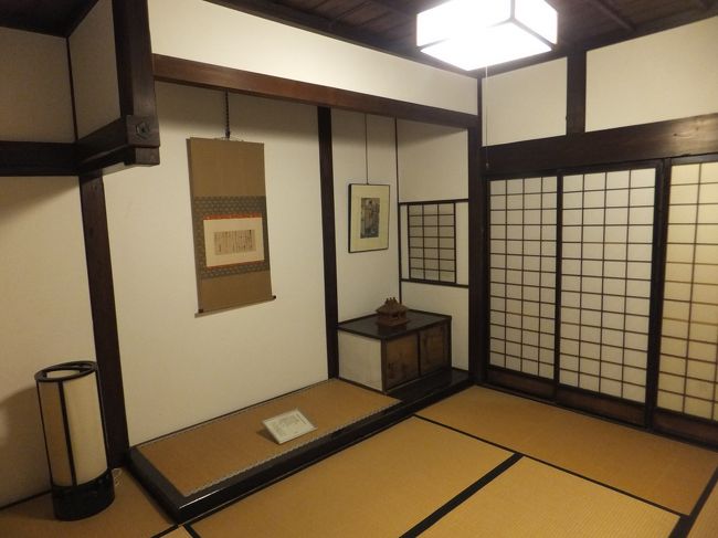 床の間にも掛け軸がかかっています。