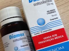がっしり飲んでいます.....高山病防止薬!

その名も『アセタソラミ−ダ（詳細は後述）』。

ブラジル・サンパウロはグゥアルーリョス国際空港第二ターミナル２階の薬局に売っていました。

身振り手振りで発した言葉は「これからボリビアまで登山に行く。酔い止めをくれ！」の二言三言。

以心伝心。良く通じたなぁ…。もちろん処方箋など無し。いいのかなぁ...。

一日２回一錠ずつ。早め早めに服用することが肝心らしい。

これが効いたのか、旅行中は一切、高山病を意識する事もなく普通に旅ができました。

ちなみに値段は　13.2ブラジルレアル（約６００円）也。


