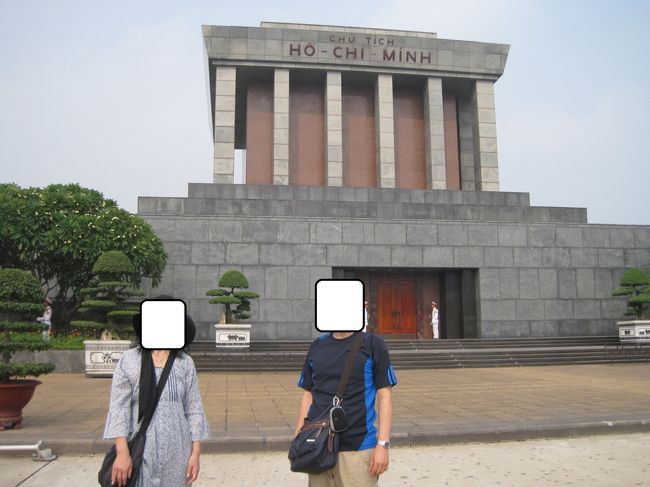 ホーチミン廟です｡<br />この時は、冷凍状態の彼には、お目にかかれませんでした｡<br />建物も大きかったのですが、敷地の広大さには驚かされます｡