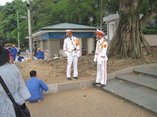 ホーチミン廟への出入口は工事中の為、<br />警備!?<br />二人居ますね。日本ではあり得ない光景!!