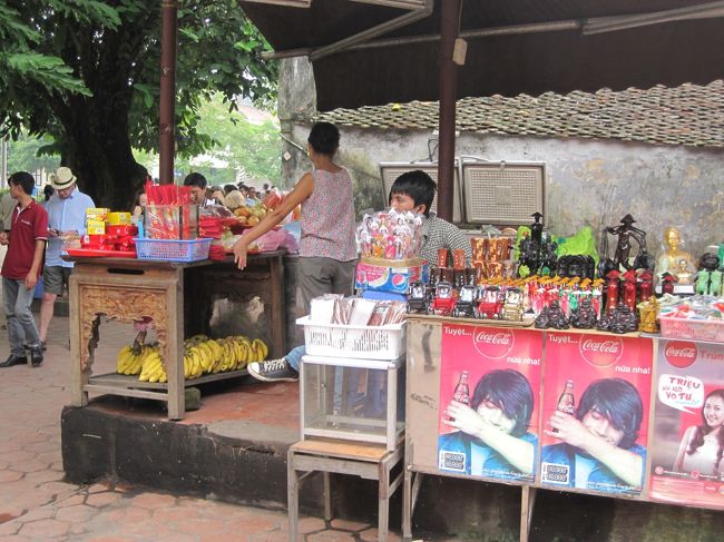 一柱寺の売店です｡<br />既に暑さが出てきてるので飲み物が欲しい所ですが我慢!!<br />やまかつ は 胃腸が達者では無いので、<br />外の露地物は、控える様にシテイマス!!<br />ましてや 此処はベトナムですから。