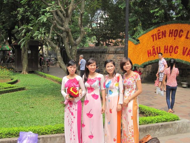 文廟です｡<br />アオザイ姿の学生さんが非常に多く在ました。<br />記念撮影中を横からパシャリ!!