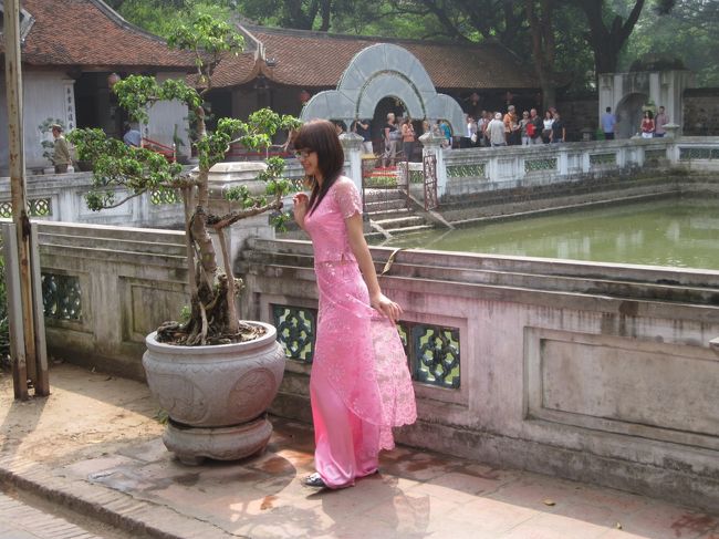 この人も写真を撮ってもらってましたが<br />だれ!   学生には見えません!!