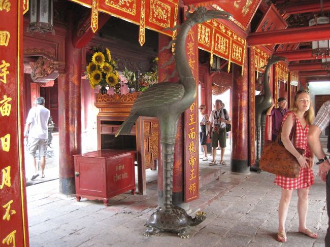 実在の鳥では無いと思います。<br />日本の神社の狛犬と同じように!!