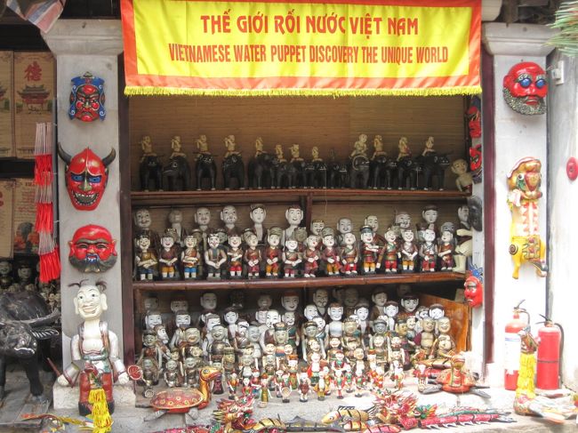 水上人形劇の人形の様です。<br />供養かなぁ!?