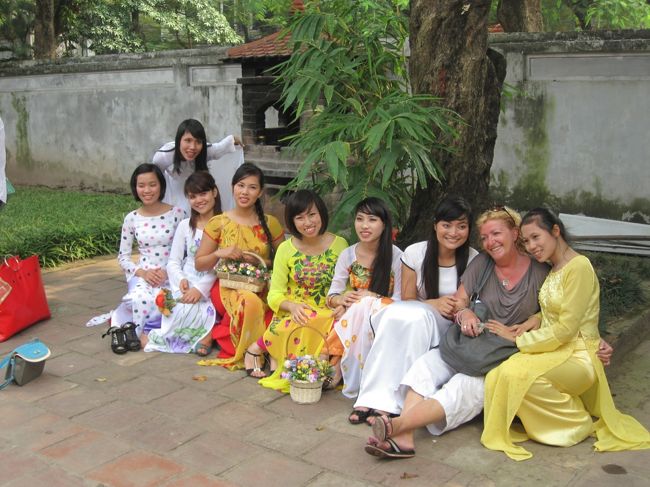 右から二人目の白人の連れが写真を撮ってましたがその脇でパシャリ!!<br />中央の黄色い服の方の目線は、こっちでした｡