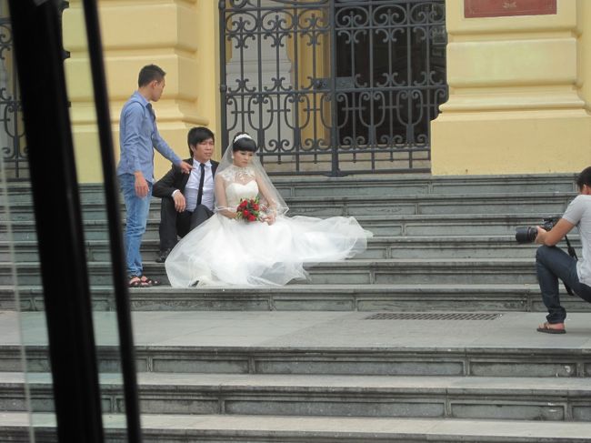 移動中の車窓からですが、<br />この様な様子が多く見掛け、聞くところによると、<br />結婚前にこの様に写真を撮る習慣があるそうです。