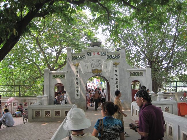 ガイドのアンさんが、説明してくれるのですが、周りの話し声で全然聞き取れません｡<br />ですので説明できません  m(__)m