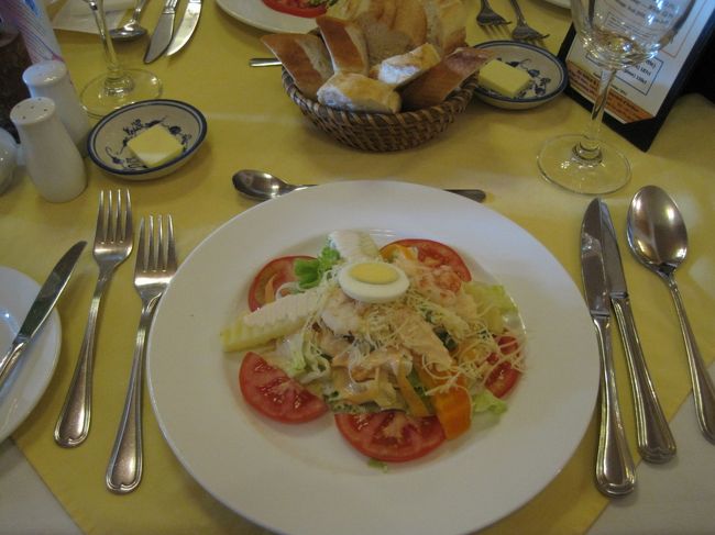 サラダからです。<br />シーザーサラダでした。