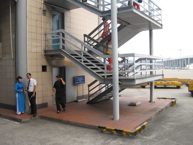 ベトナムとはお別れです｡<br />空港ロビーのトイレに行ったのですが、<br />半分以上の個室の鍵が壊れていました!!<br />イミグレーション後をオススメします｡