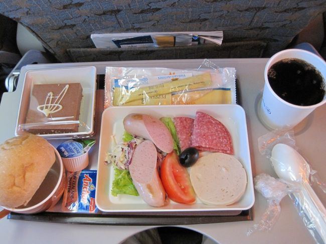 ハムの盛り合わせ!!<br />何故 ビールにしなかったのか判りません!!