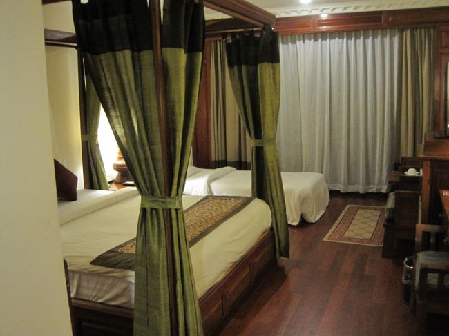 ベッドも素敵!!<br />やまかつとやまかつママは基本 ツインでないとダメなので<br />奥の小さいベッドが、やまかつ様です。