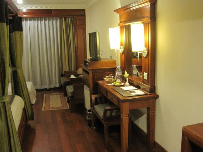 全体が木製です｡<br />木目調何てもんじゃありません!!<br />スリッパは、籐で編み込んだ物でした。<br />そう言えば、早特でジュニアスイートでした。