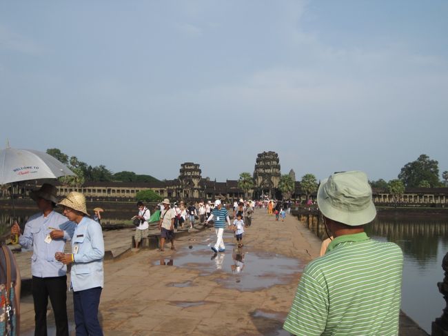 バスを降りて向かいます。