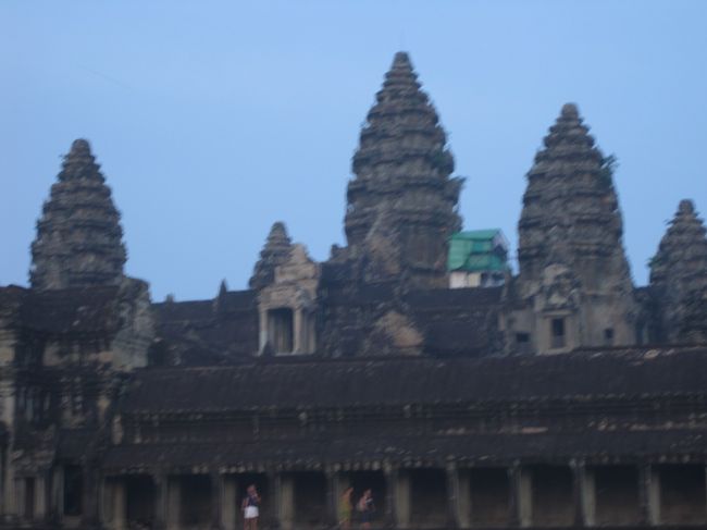 以上です｡<br />アンコールトムよりも規模は、小さいですが、<br />やはりこの神殿デスヨね!!<br />この時は、塔に登れましたが、何れは、遺跡保護の為、禁止になるそうです。<br />行きたい方はお早めに!!<br />そして修復も年中行っている とのこと｡<br />(修復場所が入らない様に)写真を撮すのに苦労しました｡緑っぽい部分が修復箇所｡