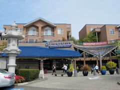ホテルで車を走らせ、宇和島屋（Uwajimaya）に到着です。
1928年創業の日系スーパーマーケットです。
