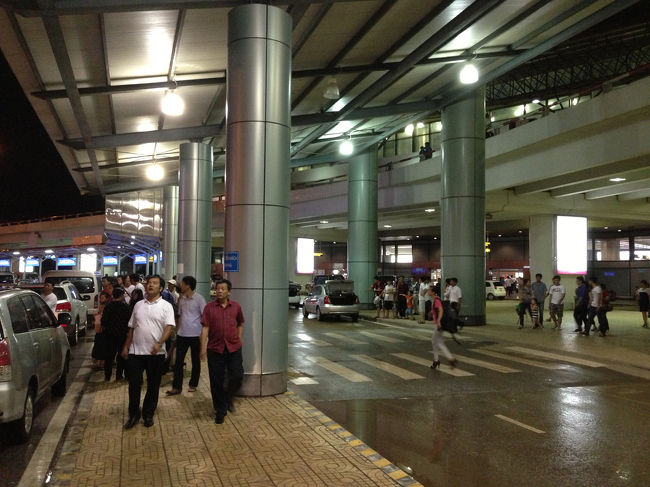 ベトナムハノイ（ノイバイ国際空港）<br /><br />　やはり、蒸し暑いです