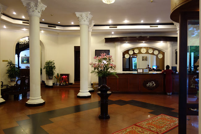 ハノイ：ホアビンホテル<br /><br />　ロビーは白基調で、まあまあ