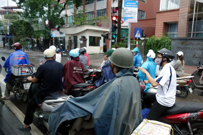 ハノイ：ホテル周辺<br /><br />　バイクが行き交う道路