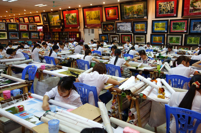 ハノイ：刺繍工房<br /><br />　観光バスにてハロン湾に行く途中に立ち寄ったドライブイン