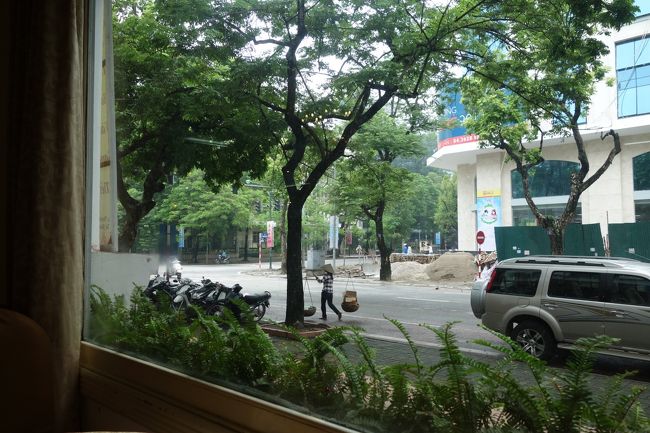 ハノイ：ホアビンホテル<br /><br />　朝食レストランの窓からの風景。物売りが歩いてます