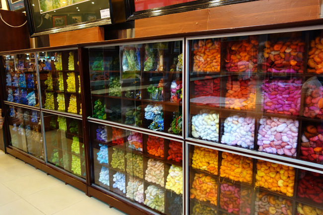 ハノイ：刺繍工房<br /><br />　カラフルな糸が、たくさん