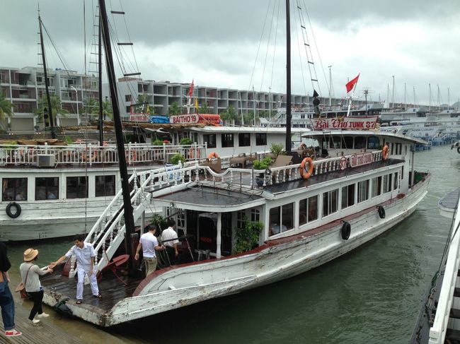 トゥアンチャウ港 <br /><br />　３〜４時間で、ハロン（下龍）湾クルーズ出発の港に到着。この船に乗りましたよ
