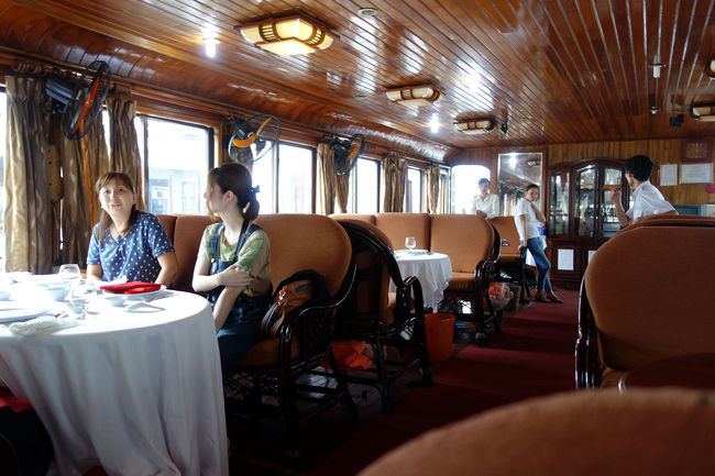 ハロン湾クルーズ（船内）<br /><br />　シックな船（さほど、ぼろくなかった）