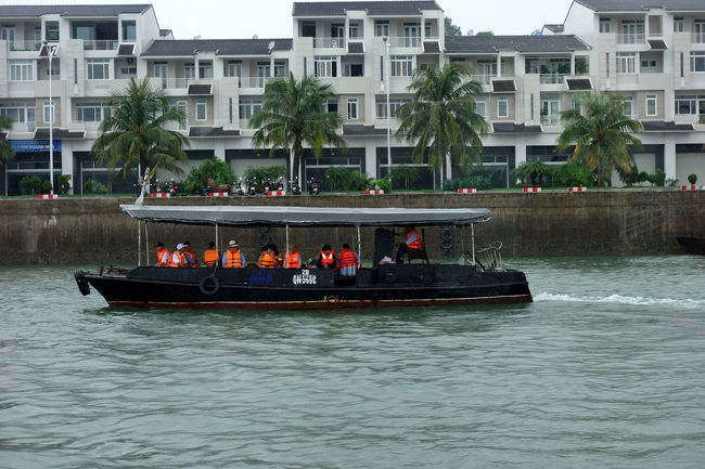 ハロン湾クルーズ<br /><br />　たぶん、チープなクルーズ船