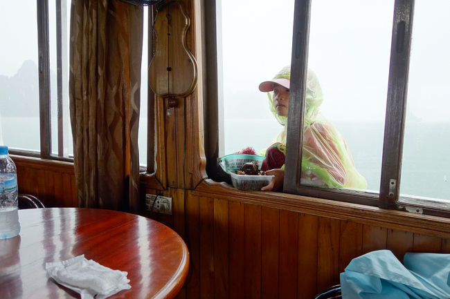 ハロン湾クルーズ<br /><br />　どこからともなく、ボートピープル少女がやってきて船に乗り付け、物売り<br />　実際、ハロン湾には水上生活者（学校も水上にある）が多いそうです<br />　普段は波もなく穏やかで、住みやすいらしい