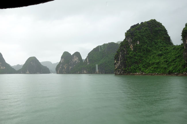 ハロン湾クルーズ<br /><br />　この景色はどこかで見たような・・・桂林に似てますね
