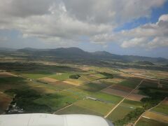 石垣島はハワイとほぼ同緯度、日本最南端の島で石垣牛の産地として知られます。
沖縄県no.1の於茂登岳（５２６ｍ）は登山者に人気とか。

機内で重ね着してきた上着を脱いで初夏の服装となりました。

