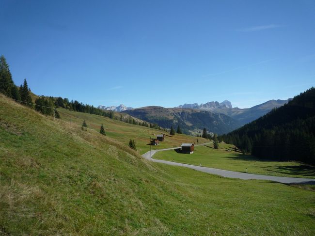 緑の山の間を抜けて