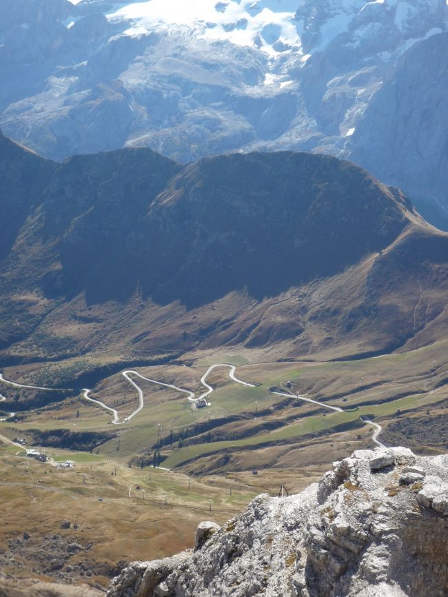 中央の白いくねくねしている道をあがってきました<br /><br />ここは　ツールドイタリアのコースです<br /><br />ここは　バスでもきついと感じました<br />自転車でなんて　すごいな〜!!