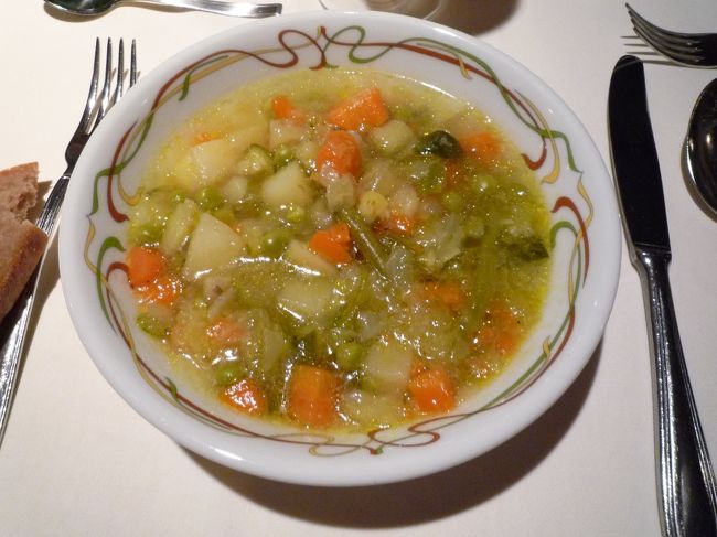 五日目のディナー　宿泊したホテルにて<br />たっぷり野菜のコンソメスープ<br /><br />ヨーロッパは比較的　生野菜を取りにくいのでうれしいスープでした