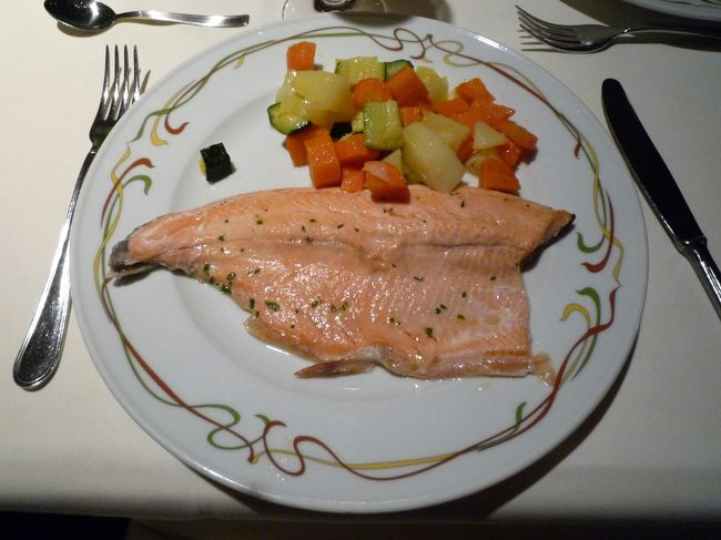 メインディッシュ<br />鱒のソテー×温野菜添え