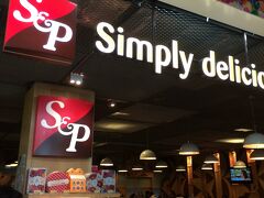 空港内でS&Pを発見。
国内線への乗換まで時間があるのでここで昼食を取ります。