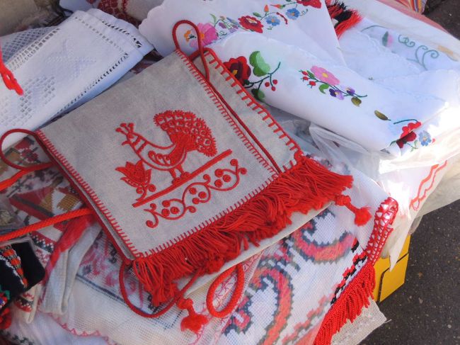ハンガリー蚤の市　アンティーク刺繍　ドイリー 春のブダペストの蚤の市～ペトゥーフィー蚤の市とガラクタ屋を巡る