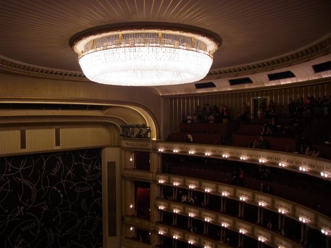 シャンデリアがすっきりしたデザインで美しい。