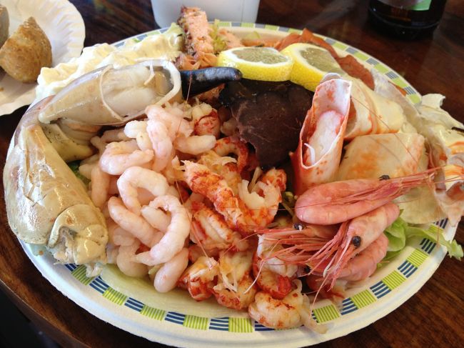 ここまで来て　けちけち旅行じゃ悲しい。　せっかくなので　シーフードを食べる事に。　夏至の頃とはいえまだまだ寒い！！　冷たい物は体が冷えるのであまり食べたくない・・・と悩んでいると、