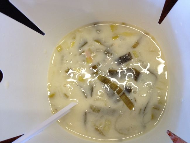 フィッシュチャウダーをおまけしてくれました！　ここに生の魚をスライスして　入れてくれました。　一人では　食べ切れなかった。。。