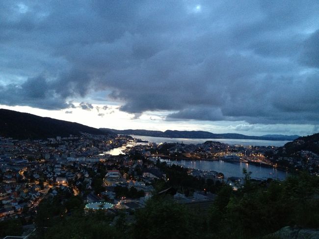ホステルの外から　ベルゲンの街が一望できます。　夜中、12時あたり。　白夜と言っても　もっと北に行かないと　この程度なのね。　ちょっとがっかり。