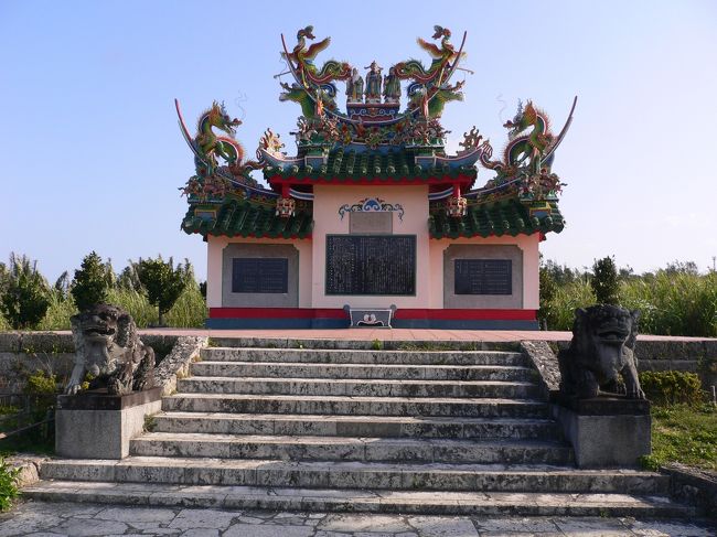 『この唐人墓には悲しいストーリーがあります。イギリス船に乗せられていた中国人奴隷が虐待をうけ、そして暴動を起こしました。 <br />　船は結局石垣島沖に座礁してしまい、石垣島に上陸。石垣の人々は彼らに家を提供しました。しかしその後イギリス軍とアメリカ軍が島にやってきて、銃殺されてしまった悲しいいきさつがあります。』