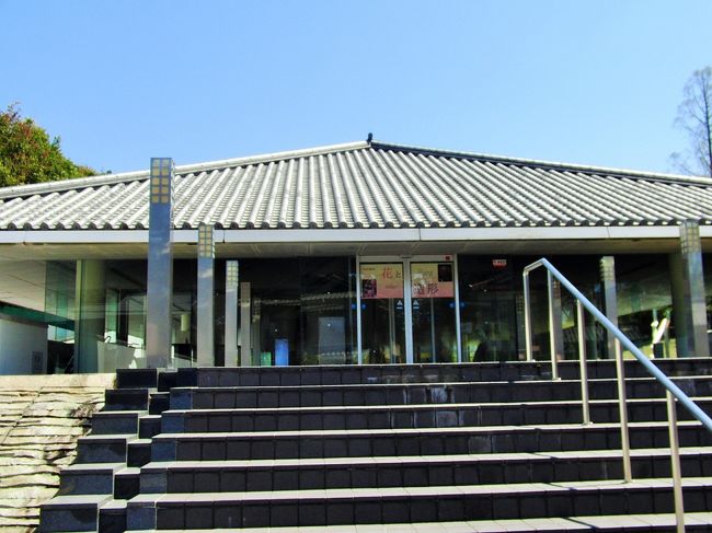 次に行ったのは、「入江泰吉記念奈良市立写真美術館」だった。<br />ところが期待していた「大和の風景」を撮ったものはほとんどなくて、３月から６月いっぱいは、「花と造形」という特別展を開催していたのだった！<br /><br />花の写真ももちろん素晴らしいとは思うものの、入江と言えば、やはり「大和の古寺」の写真を見たいと思うのは、自然の感情だろう。<br /><br />寺や仏像については、ビデオ視聴ができたのでそれはよかったが、少々拍子抜けして早々に次の目的地「白毫寺」へと向かうことになった。