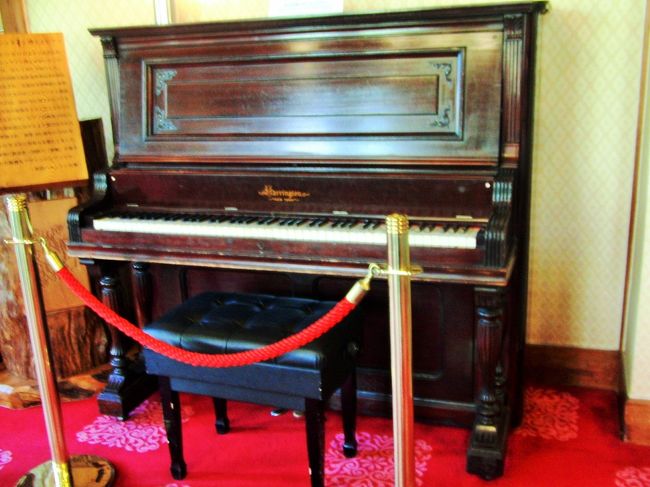 自転車乗りにすっかり疲れ、半日で自転車を返し、ホテルに戻って一休みすることにした。<br /><br />この時点で飛鳥に行くことは諦め、ホテルのロビーなどを歩いてみると、アインシュタインも演奏したというピアノが置いてあることに気づいた。<br />奈良ホテルにそのピアノがあるということは、どこかで聞いていたが、こんなに誰でも出入りできるところにあるとは思わなかった。<br />アインシュタインがどんな曲を弾いたのかは分かっていないそうだが、数奇な運命を経て元の場所にこのピアノが戻ってきたというのは、必然性があってのことなのだろう。<br /><br />結局この後、平城宮跡に行くことにした。