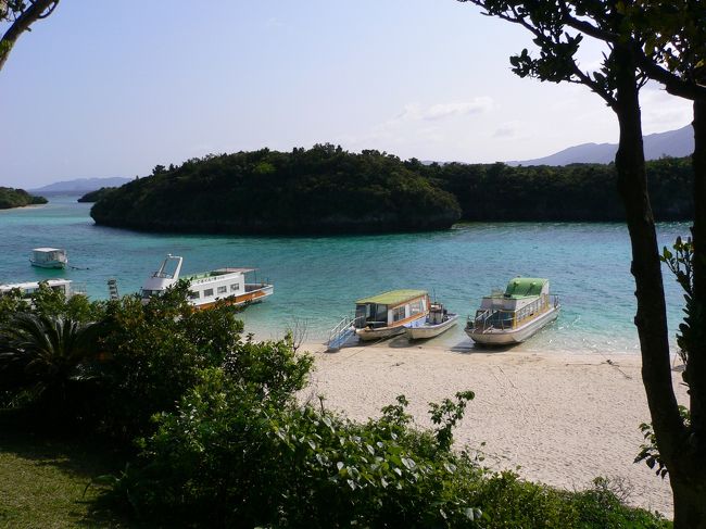 【川平湾】<br /><br />　川平湾（かびらわん）は、石垣市の石垣島北西部にある湾だ。白砂と海のコントラスト、入江の景観が美しい沖縄一の名所というのもうなづける。 <br />　海の中のサンゴや魚を見るための、グラスボートが観光客をのせて、出入りしていた。 <br /><br />　湾の上にある展望台では、絵葉書で見られるような景色が見られた。ここから見る景色はとても印象的で、しばらくその場を立ち去らずに眺めていたくなるほど魅せられる。