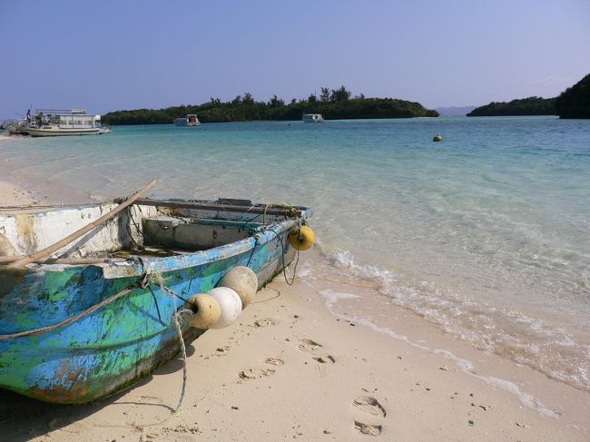 　川平湾では、海の色が七色に変わると言われているが、本当だろうか？<br />　海辺に近づいてみると、すくなくとも海の色は透明に澄んでいて、遠くに向かうにつれてエメラルドグリーンの海の色の濃淡が深まっていく。 