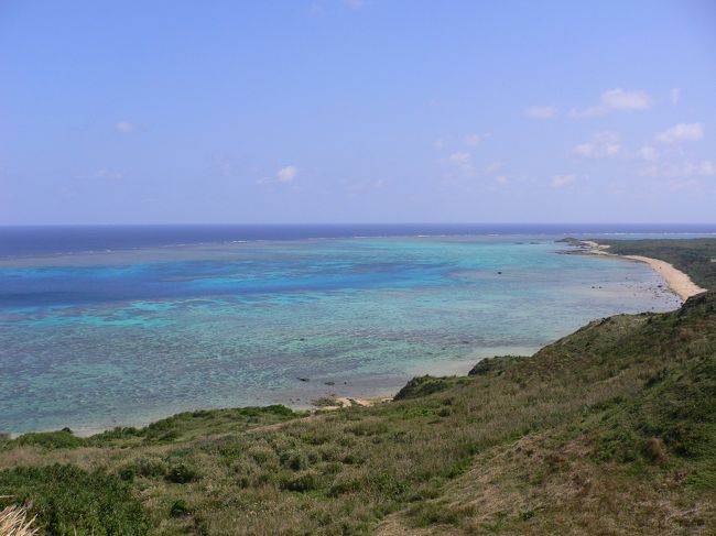 　灯台から先にある小道を登っていくと、さらに展望が開ける。小高いところから360度見渡すことが出来、サンゴ礁のリーフに囲まれたコバルトブルーの海が美しい！